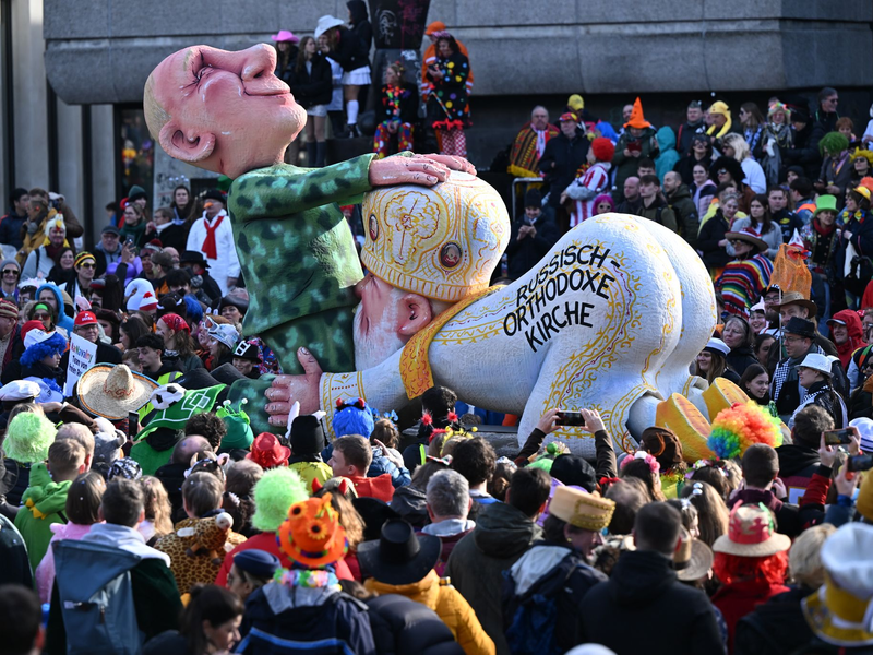 Besonders ein zwischen Kremlchef Wladimir Putin und Patriarch Kirill als Karikatur dargestellter Oralverkehr ist Gegenstand des umstrittenen Gerichtsverfahrens gegen den Karnevalisten Jacques Tilly. (Archivbild) - Foto: Federico Gambarini/dpa