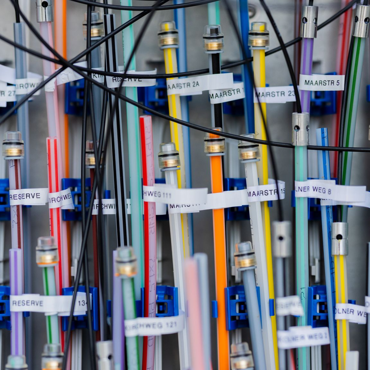 Glasfaserkabel in einem Schaltkasten. - Foto: Rolf Vennenbernd/dpa