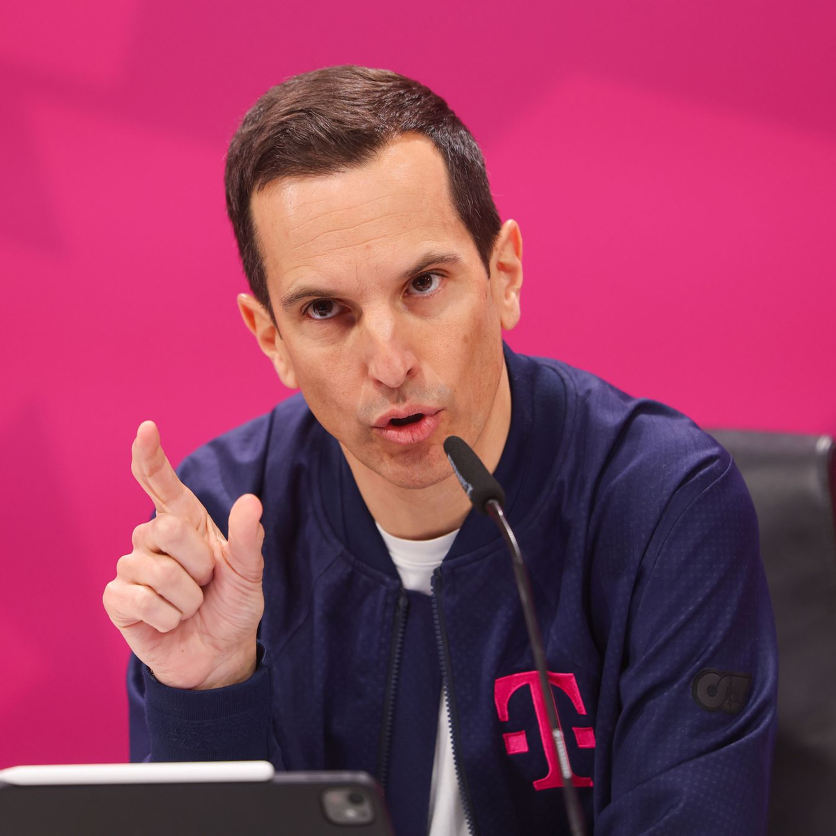 Der Telekom-Deutschlandchef Rodrigo Diehl signalisiert: Es geht aufwärts beim Glasfaser-Geschäft. - Foto: Oliver Berg/dpa