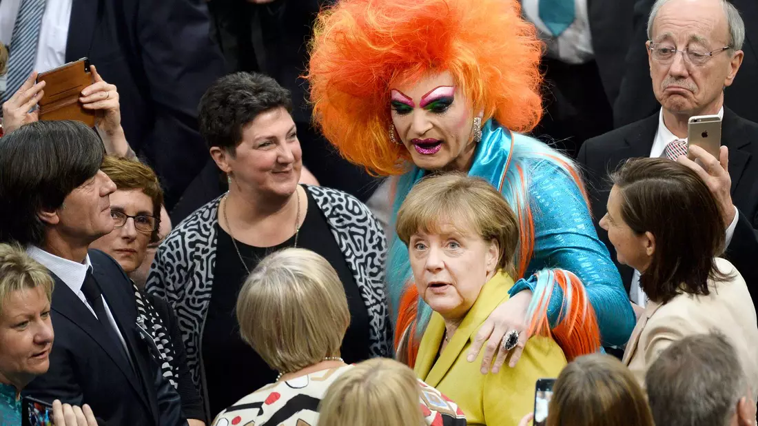 Unerwartetes Zusammentreffen: Kanzlerin Angela Merkel und Travestiekünstlerin Olivia Jones in der Bundesversammlung 2017. (Archivbild) - Bild: picture alliance / Gregor Fischer/dpa