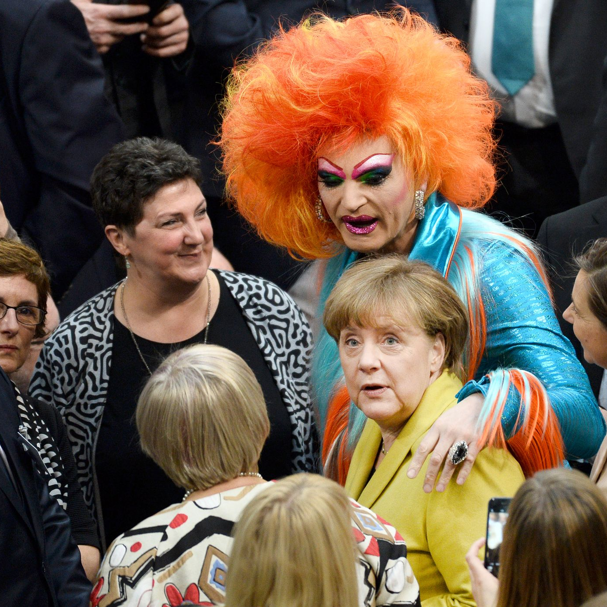 Unerwartetes Zusammentreffen: Kanzlerin Angela Merkel und Travestiekünstlerin Olivia Jones in der Bundesversammlung 2017. (Archivbild) - Foto: picture alliance / Gregor Fischer/dpa