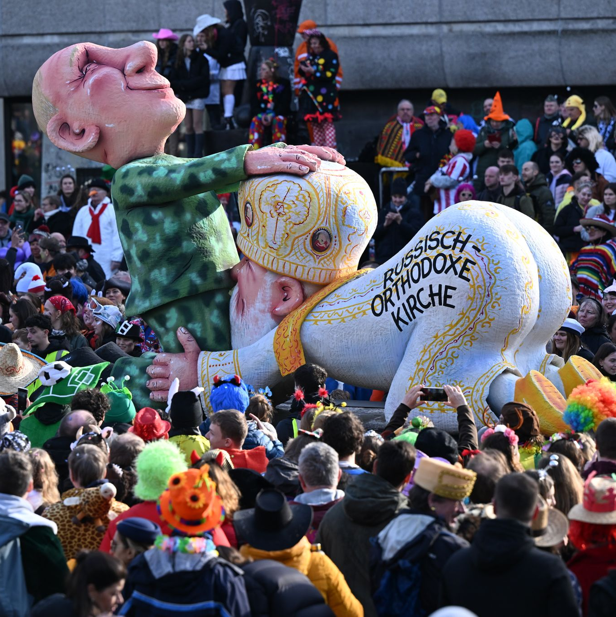 Besonders ein zwischen Kremlchef Wladimir Putin und Patriarch Kirill als Karikatur dargestellter Oralverkehr ist Gegenstand des umstrittenen Gerichtsverfahrens gegen den Karnevalisten Jacques Tilly. (Archivbild) - Foto: Federico Gambarini/dpa