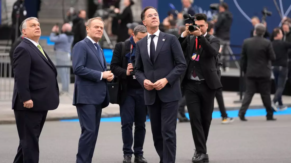 Kann Nato-Generalsekretär Mark Rutte (r) in dem aktuellen Konflikt vermitteln? Ungarns Ministerpräsident Viktor Orban (l) steckt mitten im Wahlkampf und steht unter Druck. (Archivbild) - Bild: Virginia Mayo/AP/dpa