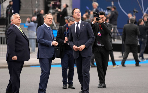 Kann Nato-Generalsekretär Mark Rutte (r) in dem aktuellen Konflikt vermitteln? Ungarns Ministerpräsident Viktor Orban (l) steckt mitten im Wahlkampf und steht unter Druck. (Archivbild) - Foto: Virginia Mayo/AP/dpa