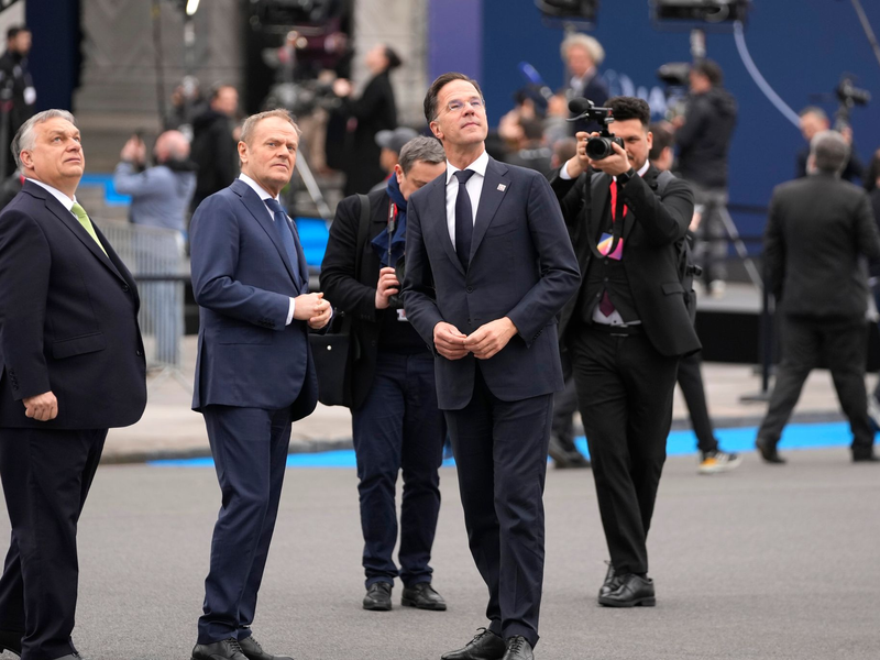 Kann Nato-Generalsekretär Mark Rutte (r) in dem aktuellen Konflikt vermitteln? Ungarns Ministerpräsident Viktor Orban (l) steckt mitten im Wahlkampf und steht unter Druck. (Archivbild) - Foto: Virginia Mayo/AP/dpa