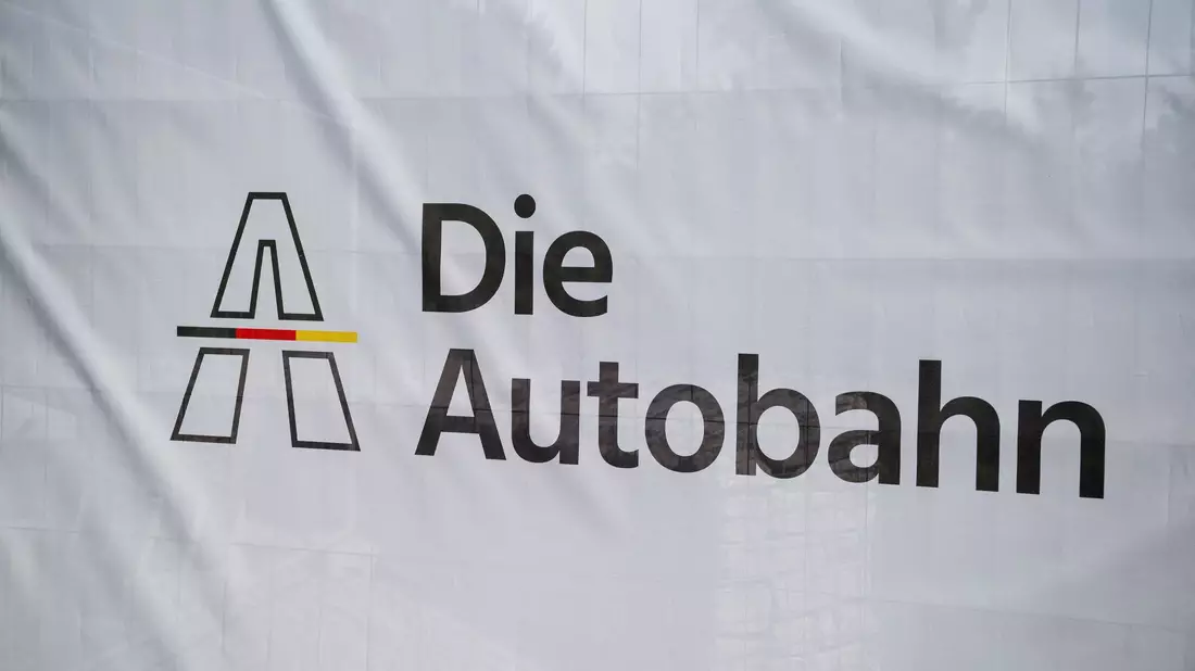 Die rund 14.000 Beschäftigten der Autobahn GmbH bekommen mehr Geld. - Bild: Daniel Vogl/dpa