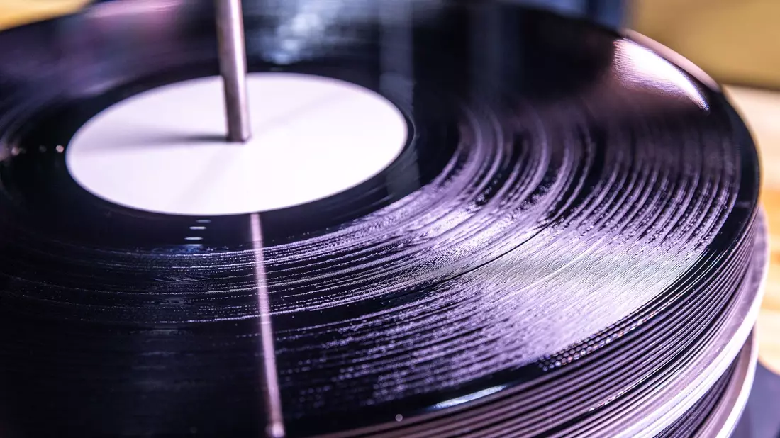 Es gibt einen Retrotrend zur Vinylschallplatte. (Symbolbild) - Bild: Jens Büttner/dpa/dpa-tmn