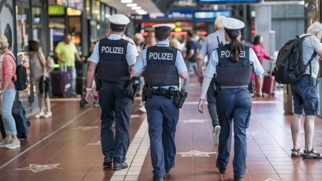 BPOL-HH: Hauptbahnhof: Aufbruch in einem Café - Mann entwendet Softgetränke und Bargeld - Festnahme und Haftzuführung durch Bundespolizei - Bild: presseportal.de