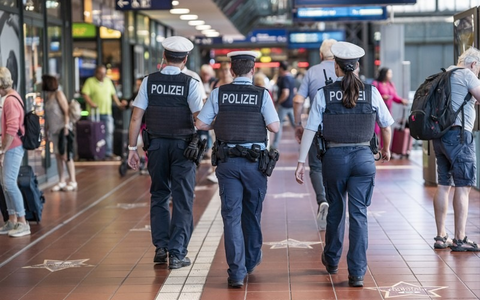 BPOL-HH: Hauptbahnhof: Aufbruch in einem Café - Mann entwendet Softgetränke und Bargeld - Festnahme und Haftzuführung durch Bundespolizei - Foto: presseportal.de