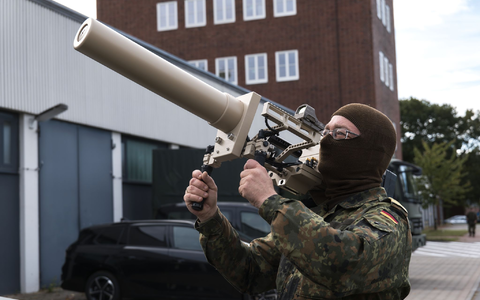 Die Streitkräfte dürfen bei der Abwehr von Drohnen in Zukunft Amtshilfe leisten - notfalls auch mit Waffengewalt. (Archivbild)  - Foto: Marcus Golejewski/dpa