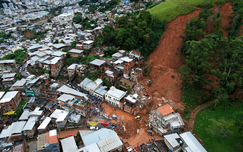 Mehrere Häuser sind bei den Überschwemmungen eingestürzt. - Foto: Silvia Izquierdo/AP/dpa