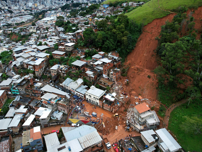 Mehrere Häuser sind bei den Überschwemmungen eingestürzt. - Foto: Silvia Izquierdo/AP/dpa