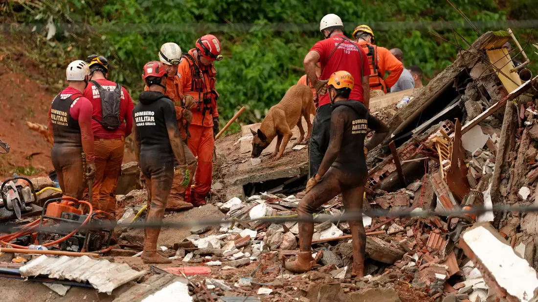 Die Bergungsarbeiten mussten aufgrund anhaltender Regenfälle zeitweise unterbrochen werden. - Bild: Silvia Izquierdo/AP/dpa
