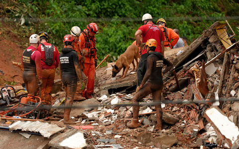 Die Bergungsarbeiten mussten aufgrund anhaltender Regenfälle zeitweise unterbrochen werden. - Foto: Silvia Izquierdo/AP/dpa