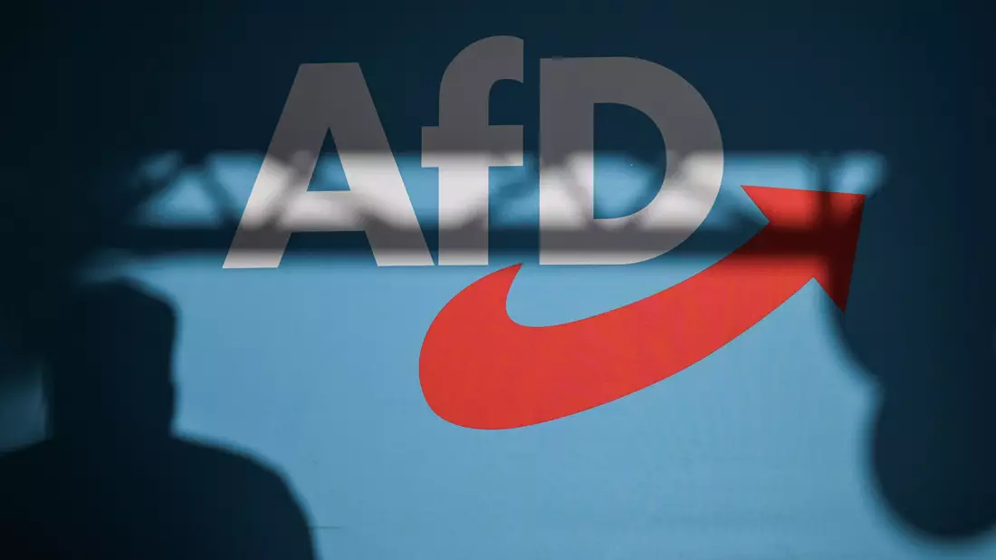 Die AfD wird vorläufig weiter als Verdachtsfall geführt. Mit ihrem Eilantrag gegen eine Höherstufung hatte sie vor Gericht Erfolg. (Symbolbild) - Bild: Hannes P Albert/dpa