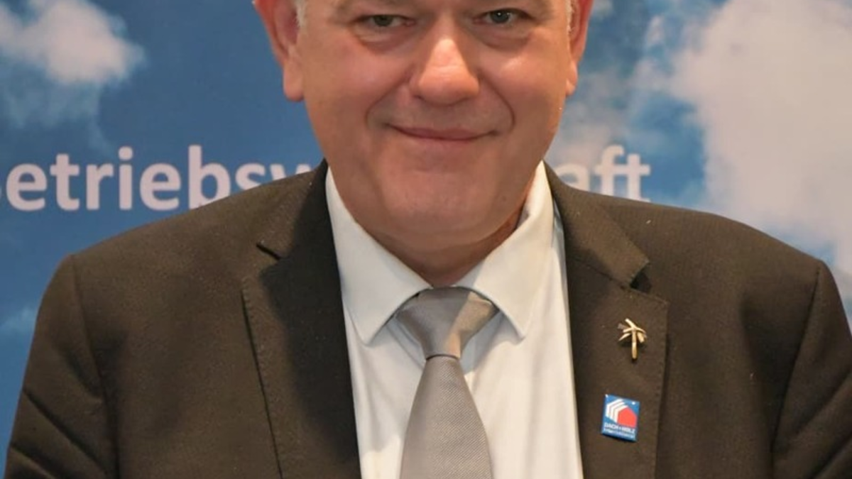 Wahl des Präsidiums im Dachdeckerverband / Dirk Bollwerk im Amt als ZVDH-Präsident bestätigt / Felix Schneider ist neuer ZVDH-Vizepräsident - Foto: presseportal.de