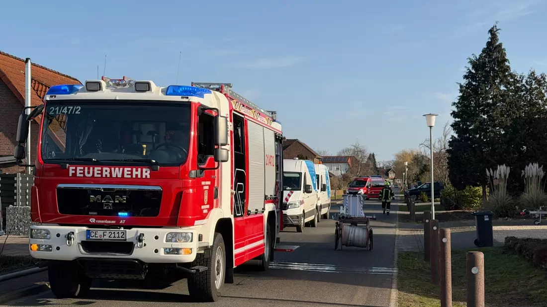 FW Flotwedel: Gasaustritt nach Bauarbeiten: Feuerwehr Bröckel sichert Einsatzstelle in der Zirkenteilstraße - Bild: presseportal.de