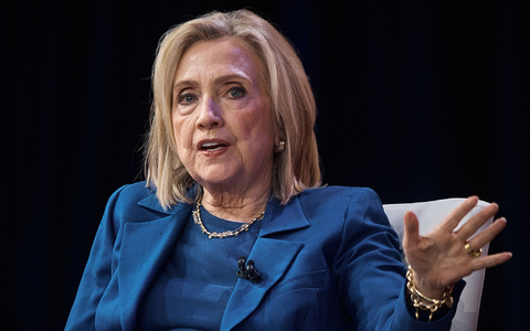 Die frühere US-Außenministerin Hillary Clinton hat bei einer Befragung vor dem US-Parlament jede Kenntnis von Straftaten des verurteilten Sexualstraftäters Jeffrey Epstein zurückgewiesen.  - Foto: Andres Kudacki/FR170905 AP/AP/dpa