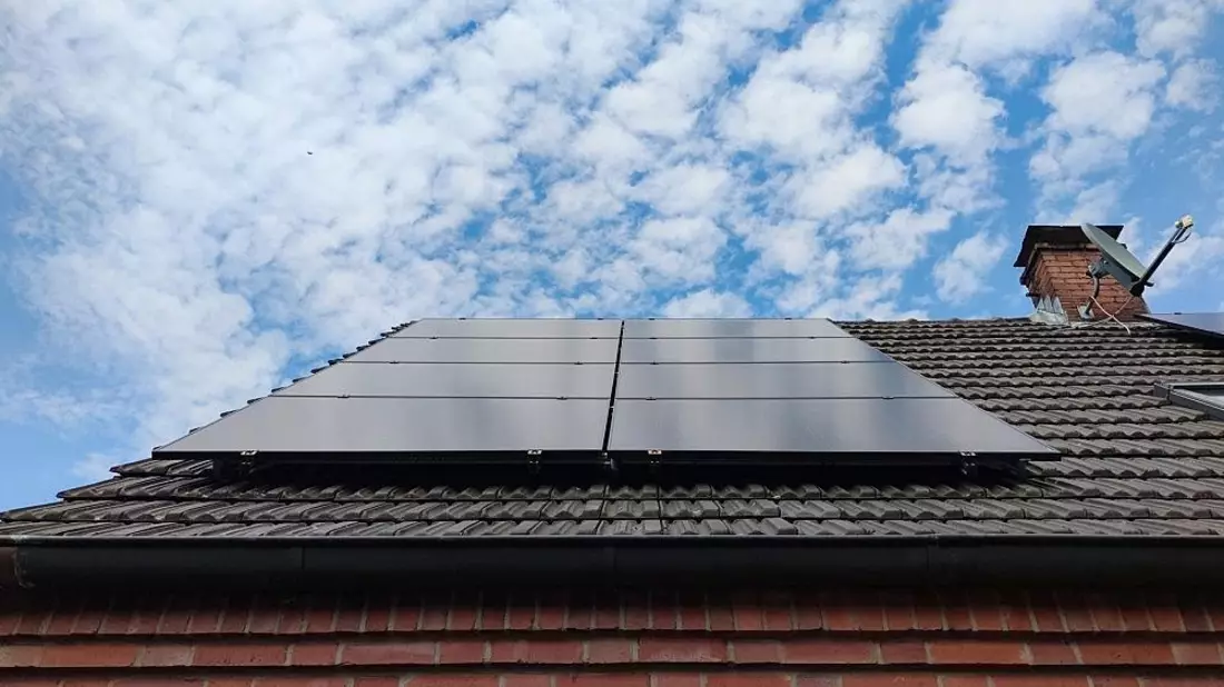 Solarzellen auf Hausdach (Archiv) - Bild: via dts Nachrichtenagentur
