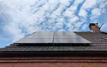 Solarzellen auf Hausdach (Archiv) - Foto: via dts Nachrichtenagentur