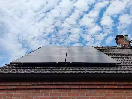 Solarzellen auf Hausdach (Archiv) - Foto: via dts Nachrichtenagentur