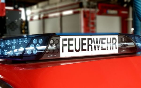 FW-OB: Feuer in Lagerhalle eines Entsorgungsbetriebes schnell unter Kontrolle - Foto: presseportal.de
