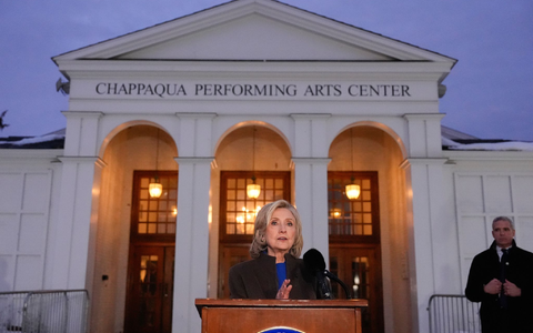 Hillary Clinton tritt nach ihrer Aussage vor einem Ausschuss des US-Kongresses im Zuge der Aufarbeitung des Epstein-Skandals vor die Presse. - Foto: Yuki Iwamura/AP/dpa