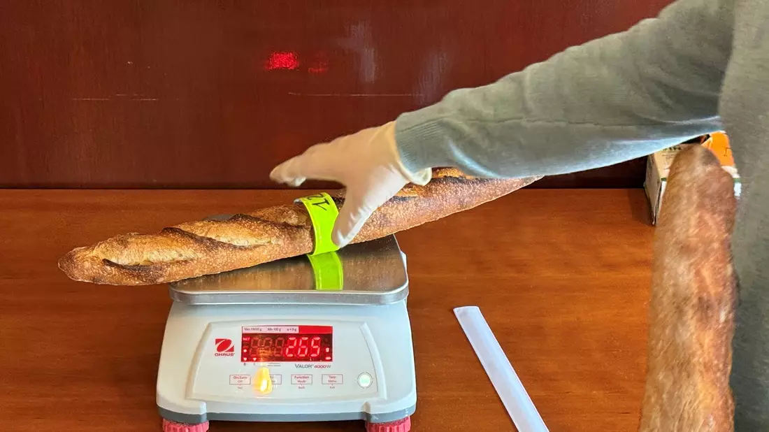 Für den Baguette-Wettbewerb werden die Brote kritisch begutachtet. - Bild: Michael Evers/dpa