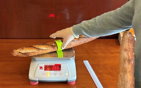 Für den Baguette-Wettbewerb werden die Brote kritisch begutachtet. - Foto: Michael Evers/dpa