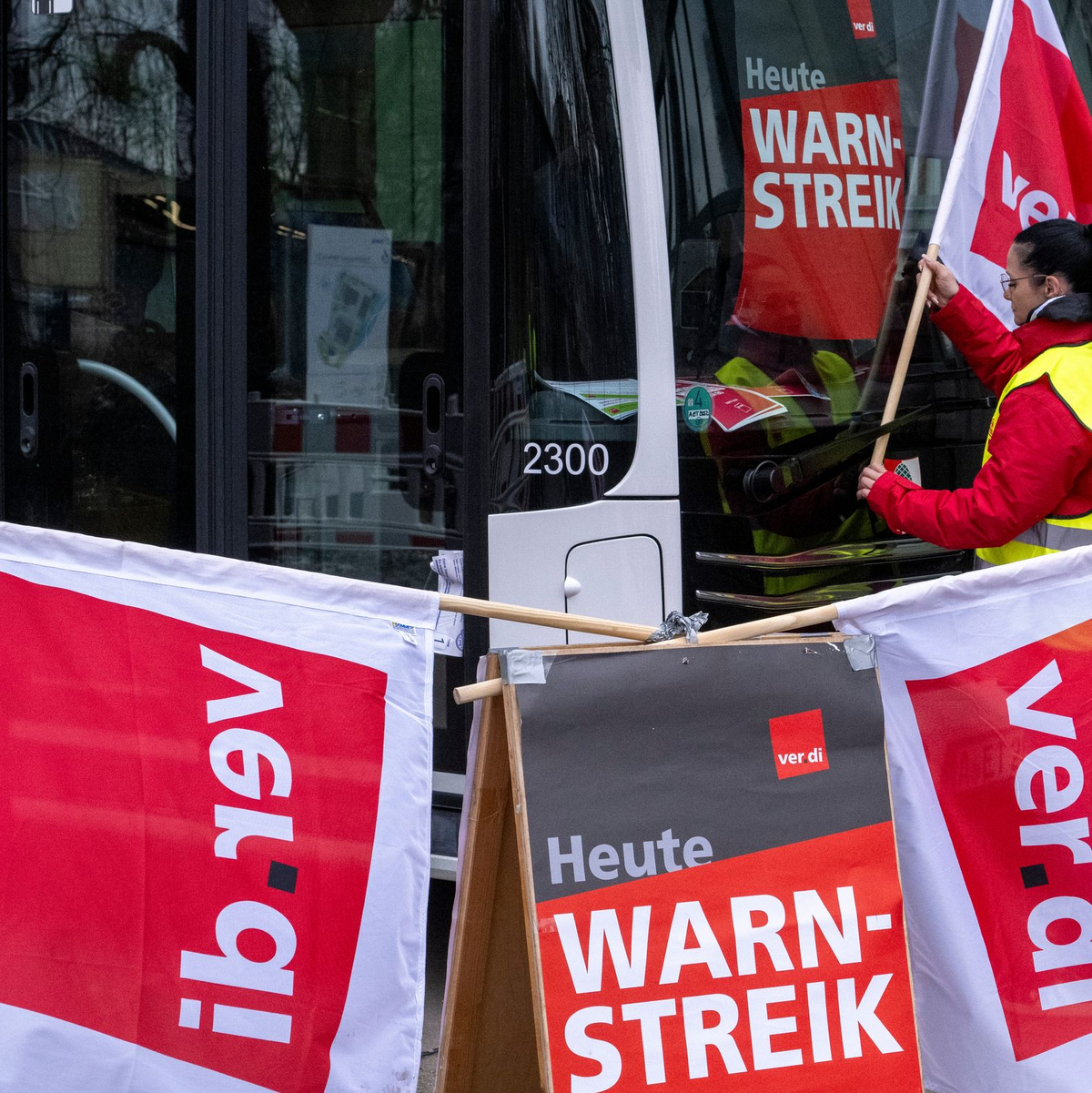 Bundesweit fallen heute und vielerorts auch morgen Busse und Bahnen aus - wegen Warnstreiks. (Archivbild) - Foto: Stefan Puchner/dpa