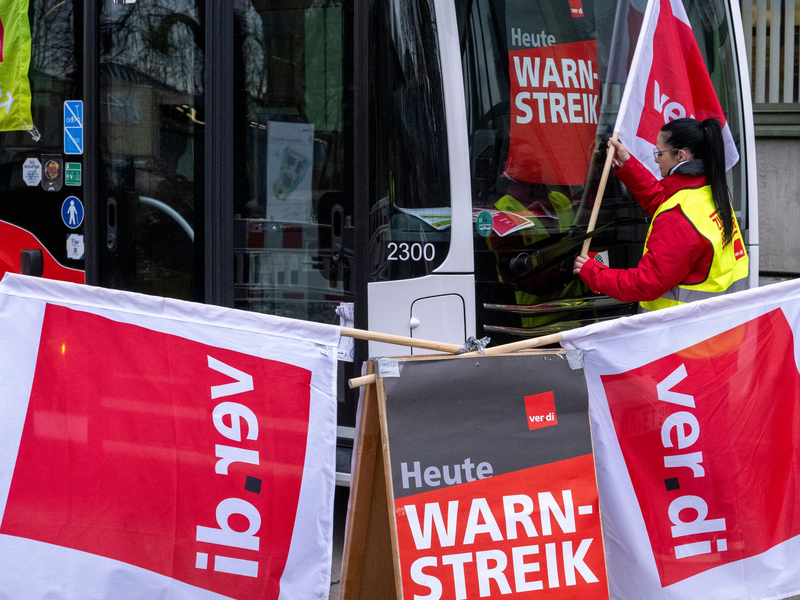 Bundesweit fallen heute und vielerorts auch morgen Busse und Bahnen aus - wegen Warnstreiks. (Archivbild) - Foto: Stefan Puchner/dpa