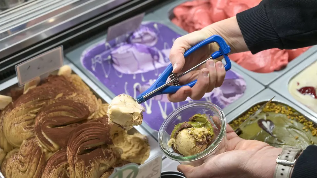 Im Sommer sind Sorbets und Fruchteissorten sehr beliebt. (Archibild) - Bild: Heiko Rebsch/dpa