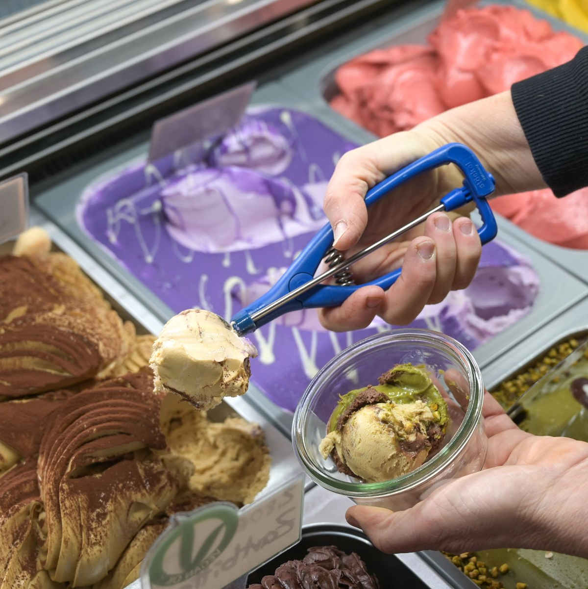 Im Sommer sind Sorbets und Fruchteissorten sehr beliebt. (Archibild) - Foto: Heiko Rebsch/dpa