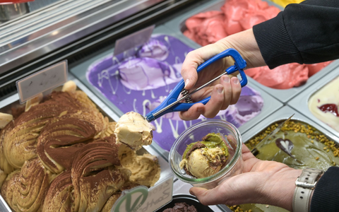 Im Sommer sind Sorbets und Fruchteissorten sehr beliebt. (Archibild) - Foto: Heiko Rebsch/dpa
