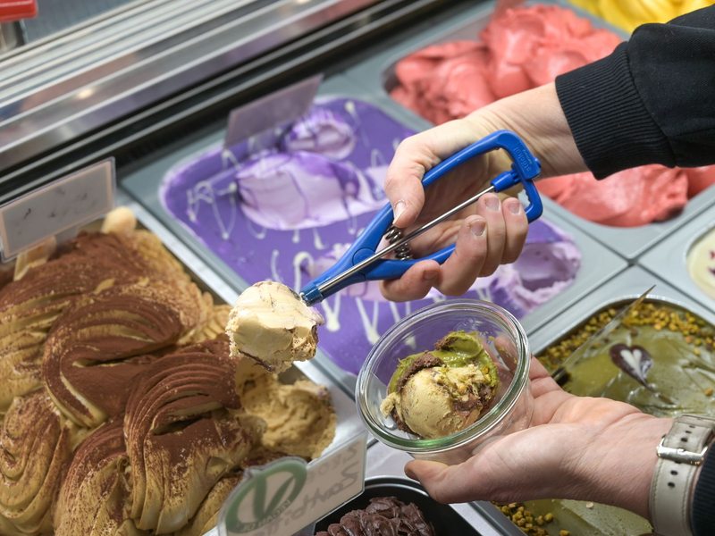 Im Sommer sind Sorbets und Fruchteissorten sehr beliebt. (Archibild) - Foto: Heiko Rebsch/dpa