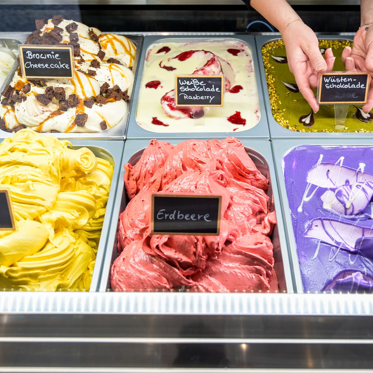 Vor allem Klassiker wie Schokolade und Erdbeere sind in Deutschland gefragt. (Archivbild) - Foto: Heiko Rebsch/dpa