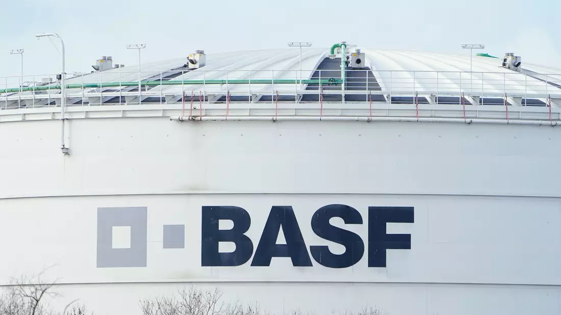 BASF in Ludwigshafen: Kostendruck, hohen Energiepreisen und einer zu geringen Auslastung am Stammwerk. (Archivbild) - Bild: Uwe Anspach/dpa