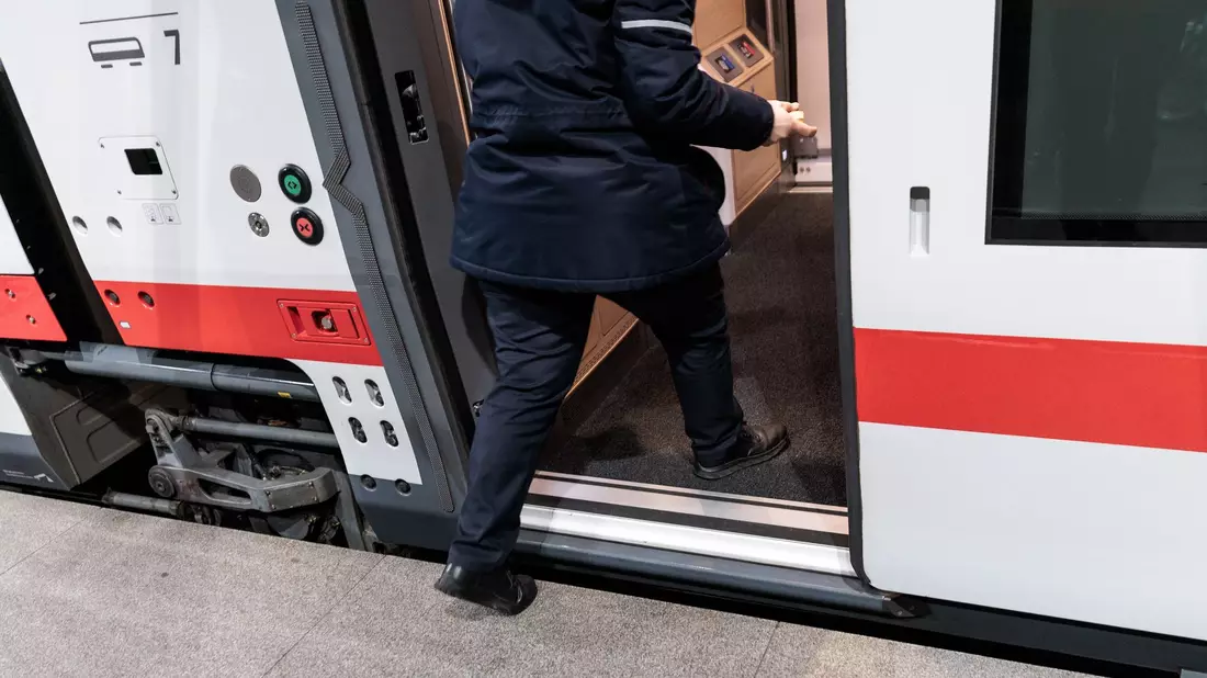 Der Fernverkehr bei der Deutschen Bahn soll komfortabler werden. (Archivbild) - Bild: Carsten Koall/dpa