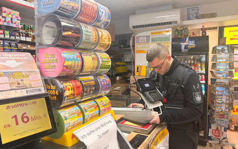 HZA-HH: Streik im Nahverkehr - Kontrollen durch den ZOLL // ZOLL prüft 18 Kioske entlang der U-Bahn Linie - Foto: presseportal.de