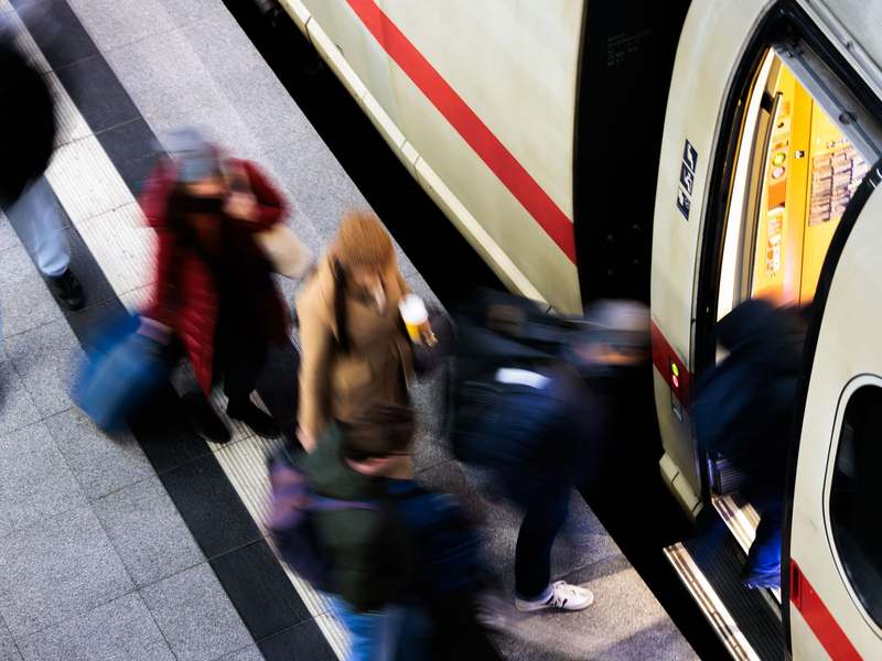 Die Tarifeinigung von Bahn und GDL bedeutet auch: Keine Warnstreiks in diesem und dem kommenden Jahr auf der Schiene. (Archivbild) - Foto: Carsten Koall/dpa