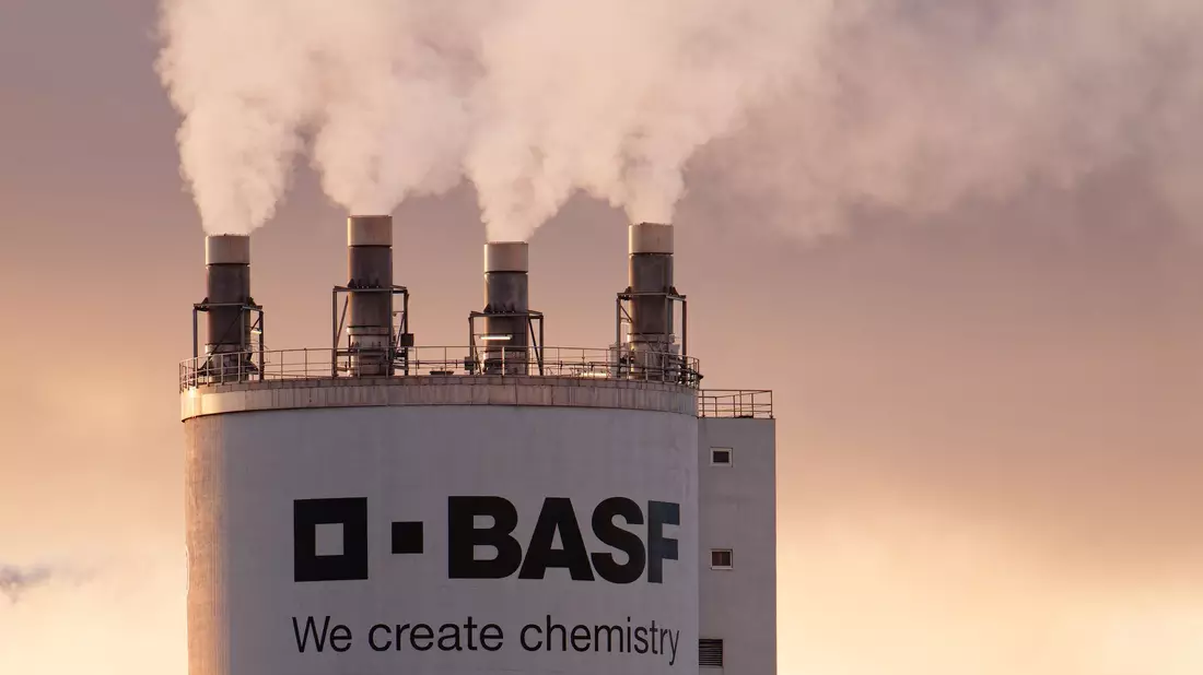 BASF spart Milliarden gegen die Krise in der Chemiebranche (Archivbild) - Bild: Uwe Anspach/dpa