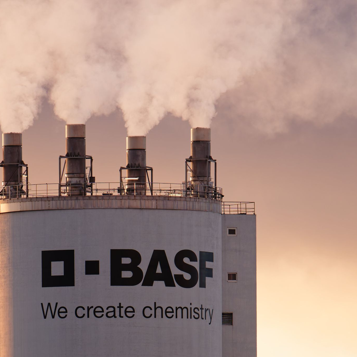 BASF spart Milliarden gegen die Krise in der Chemiebranche (Archivbild) - Foto: Uwe Anspach/dpa