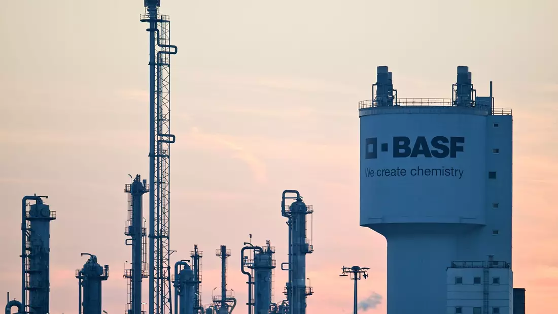 BASF investiert in Chima. (Archivbild) - Bild: Uwe Anspach/dpa