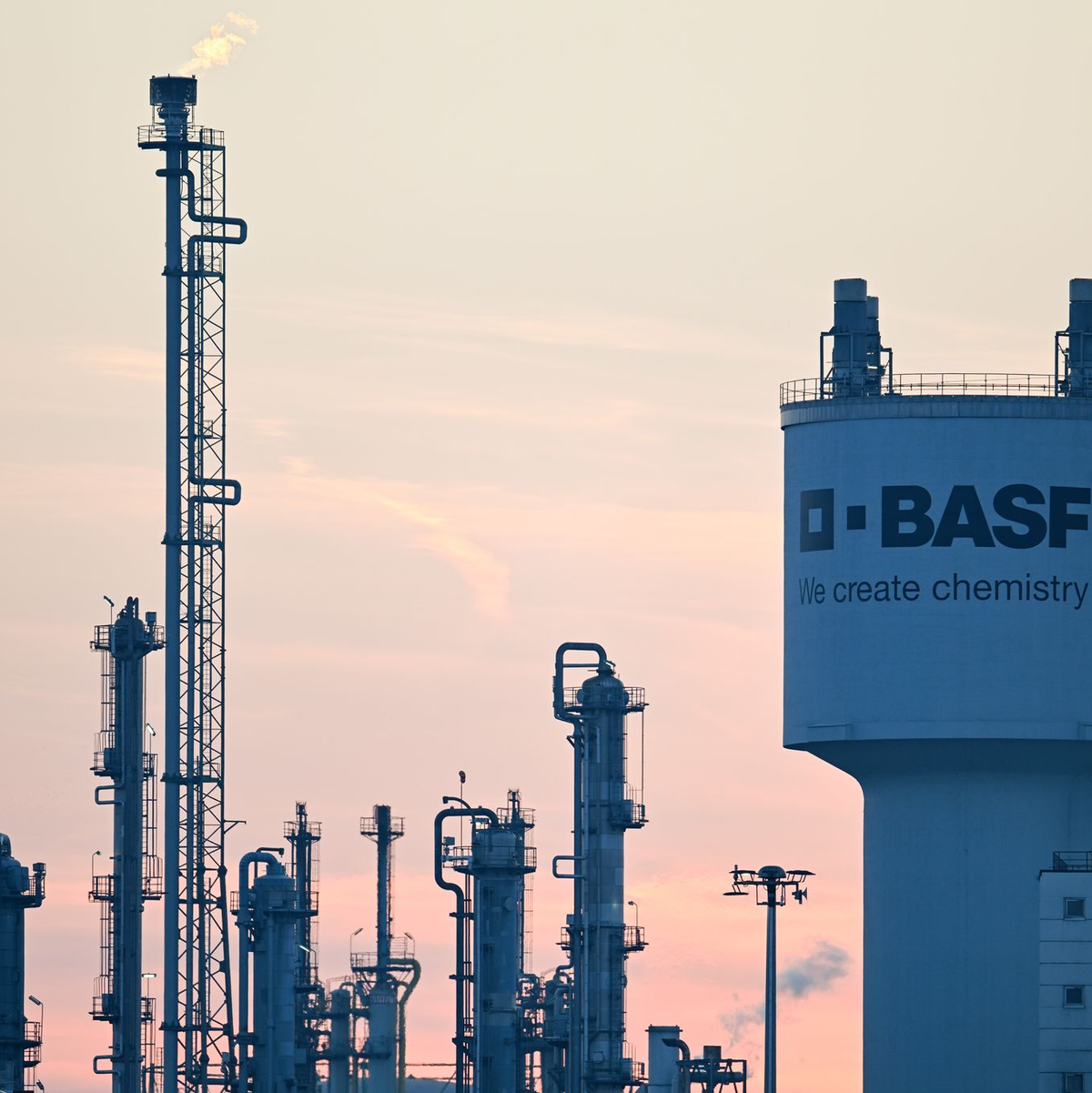 BASF investiert in Chima. (Archivbild) - Foto: Uwe Anspach/dpa