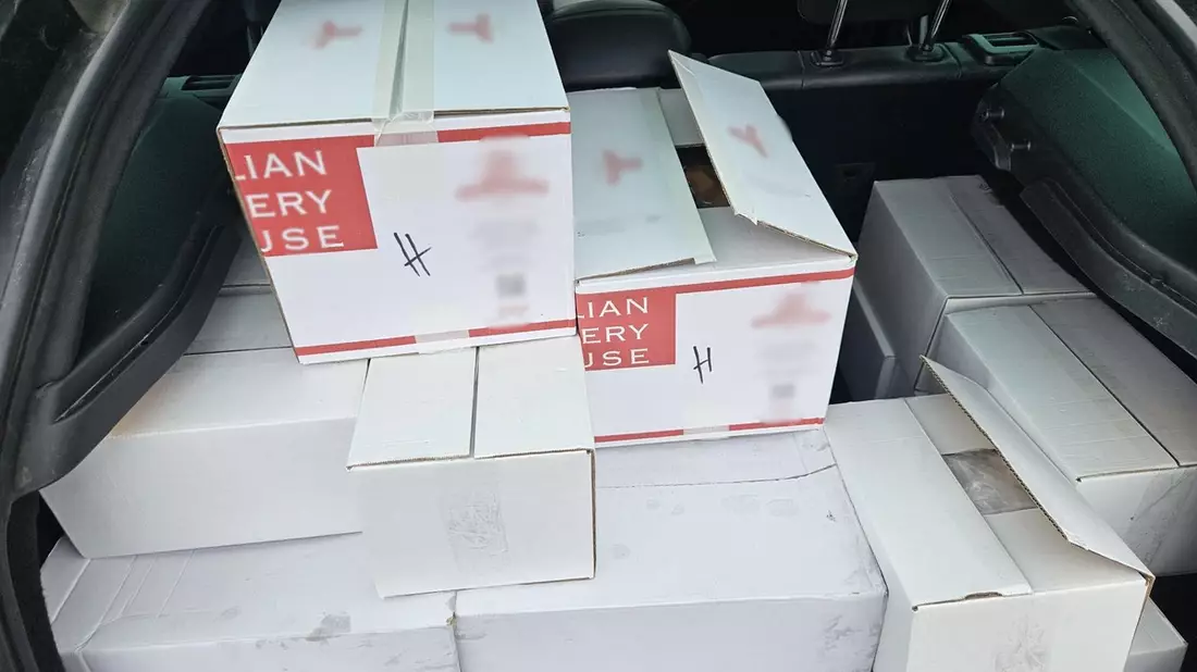 HZA-SW: Ein Kofferraum voller ungekühlter Pizzen - Schweinfurter Zoll stoppt Lebensmittel-Kurier auf der Autobahn - Bild: presseportal.de