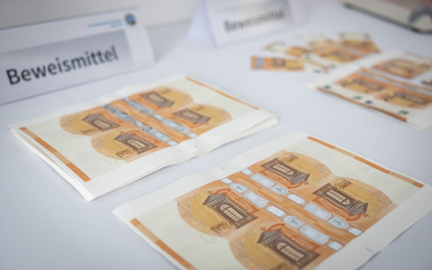 Der 50-Euro-Schein wird am häufigsten gefälscht: 33.956 Stück zählte die Bundesbank in Deutschland im Jahr 2025. Das war fast die Hälfte aller Euro-Blüten hierzulande. (Archivbild) - Foto: Daniel Karmann/dpa Der 50-Euro-Schein wird am häufigsten gefälscht: 33.956 Stück zählte die Bundesbank in Deutschland im Jahr 2025. Das war fast die Hälfte aller Euro-Blüten hierzulande. (Archivbild) - Foto: Daniel Karmann/dpa