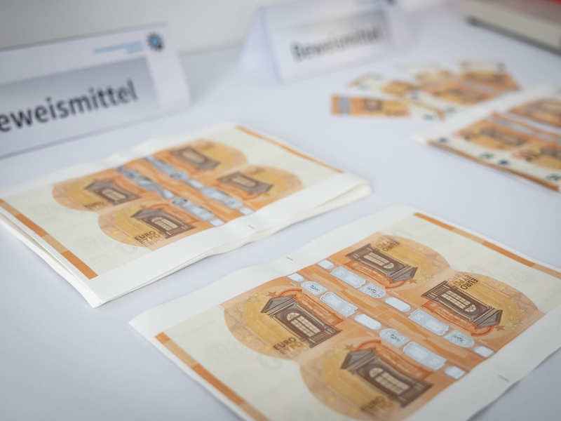 Der 50-Euro-Schein wird am häufigsten gefälscht: 33.956 Stück zählte die Bundesbank in Deutschland im Jahr 2025. Das war fast die Hälfte aller Euro-Blüten hierzulande. (Archivbild) - Foto: Daniel Karmann/dpa