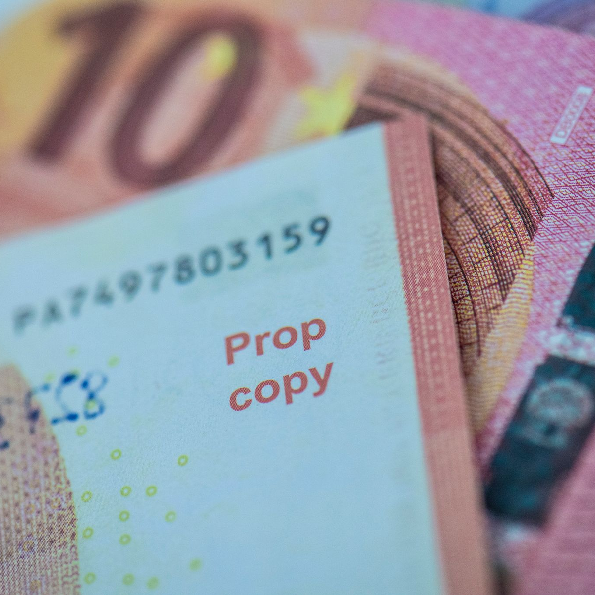 Solches Spielgeld kann man im Internet bestellen, Kriminelle nutzen das aus und versuchen, die Scheine als echte in Umlauf zu bringen. (Archivbild) - Foto: Boris Roessler/dpa