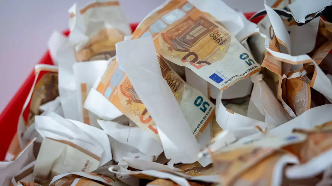 Beim Anfassen von Blüten merkt man den Unterschied zu echten Banknoten. (Archivbild) - Bild: Daniel Karmann/dpa