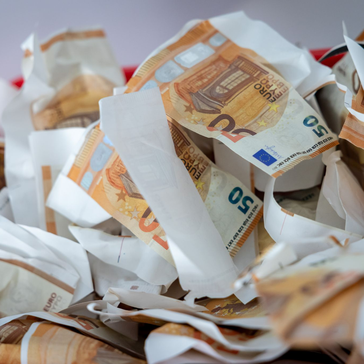 Beim Anfassen von Blüten merkt man den Unterschied zu echten Banknoten. (Archivbild) - Foto: Daniel Karmann/dpa